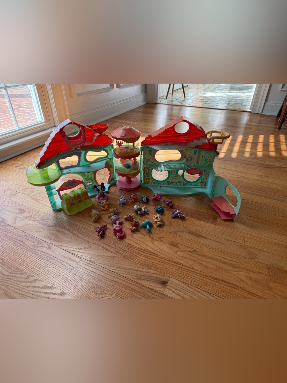 Littlest Pet Shop Red Roof Aqua Playhouse with Pink Elevator and 18 figures